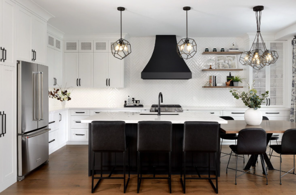 Dapur dengan perabotan kayu gelap dan chandelier gantung